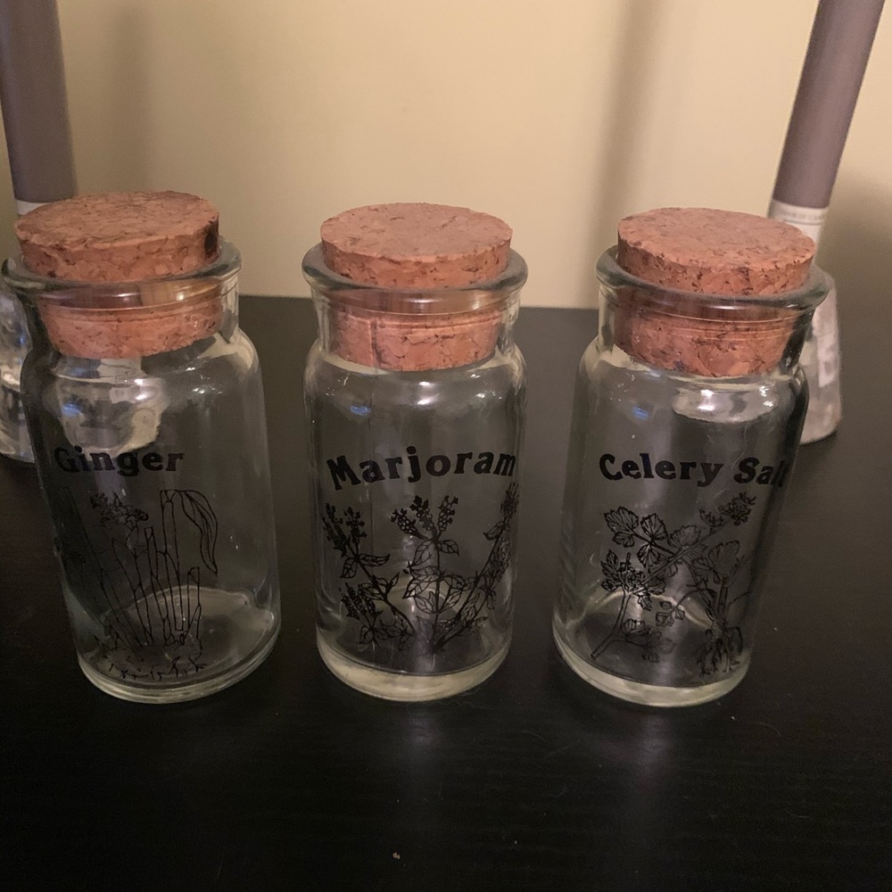 ⭐️Set of three herb jars they are 4 1/2 in